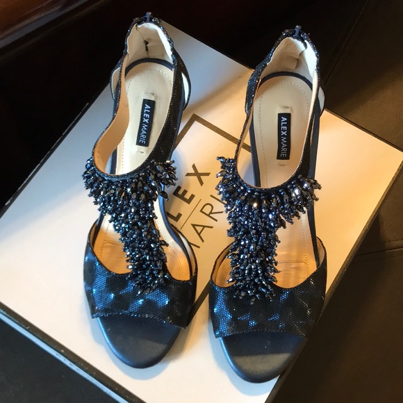 Sassy Navy Heels - Picture 2 of 4